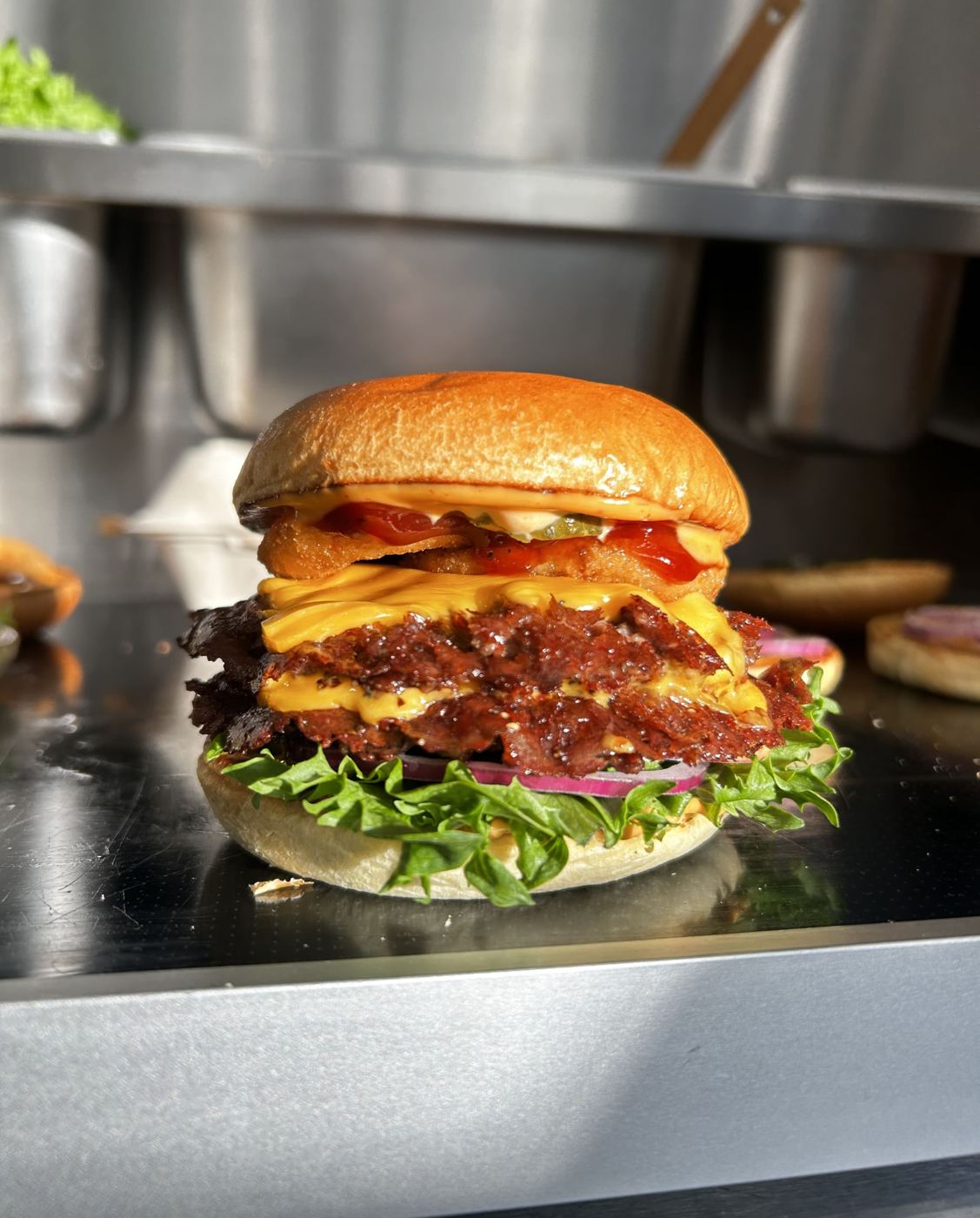 Epic Mode-burgare med cheddar, lök och sallad
