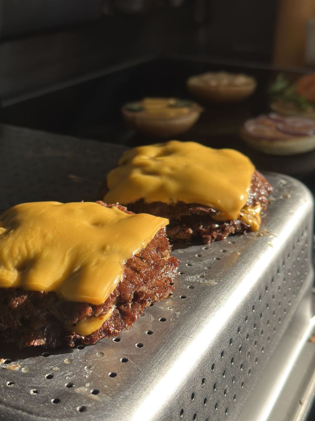 Dubbel smashburgare med smält cheddar från Epic Burgers